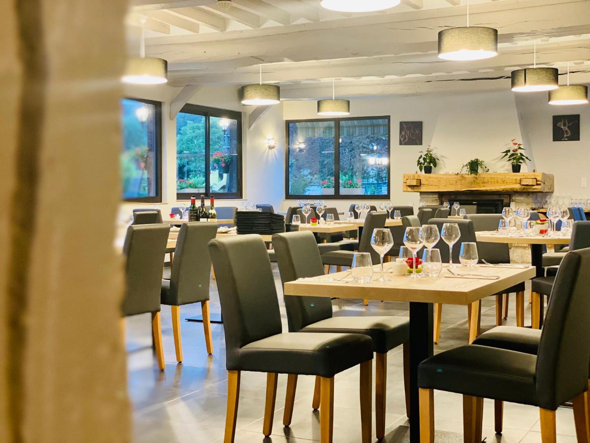 Logis Hotel Restaurant L'Unique Menesqueville Екстериор снимка